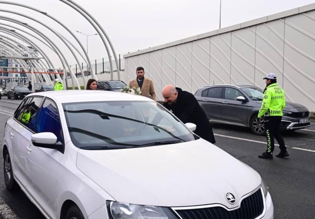 Bakan Karaismailoğlu 10 dakika boyunca gelmesini bekledi! Avrasya Tünel'inden geçen 100 milyonuncu kişiye sürpriz hediye