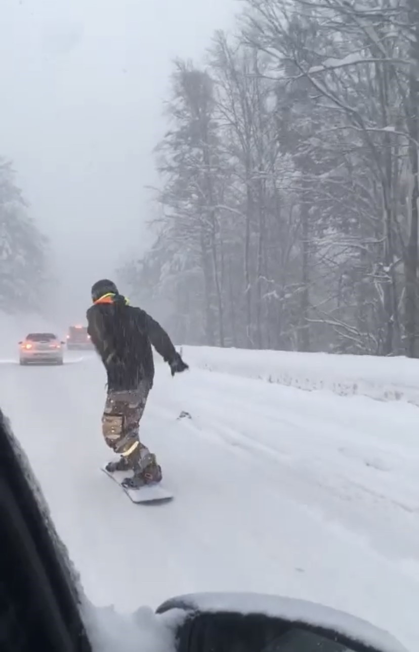 Uludağ yolunda trafik oluştu, o snowboard yaparak indi