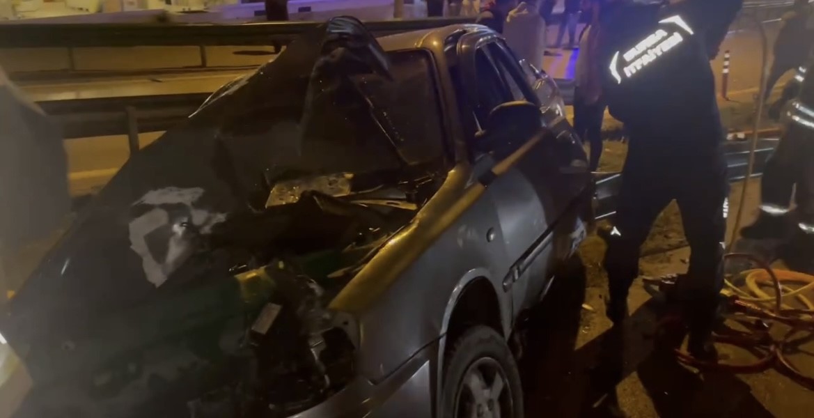 Bursa’da kontrolden çıkan otomobil bariyerlere saplandı: 5 yaralı