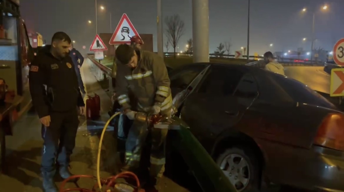 Bursa’da kontrolden çıkan otomobil bariyerlere saplandı: 5 yaralı