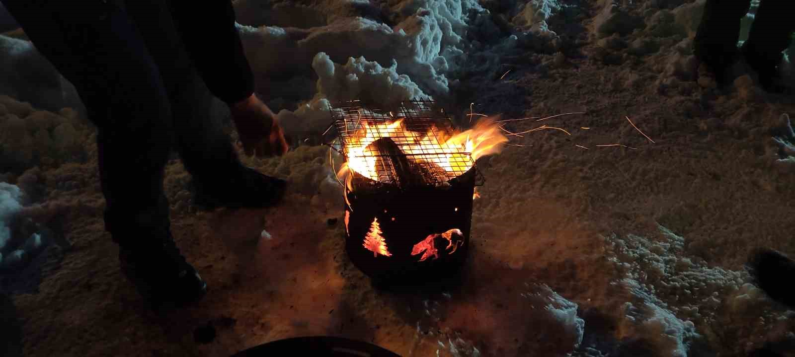 Uludağ’da gündüz kayak gece ateş başında sohbet keyfi