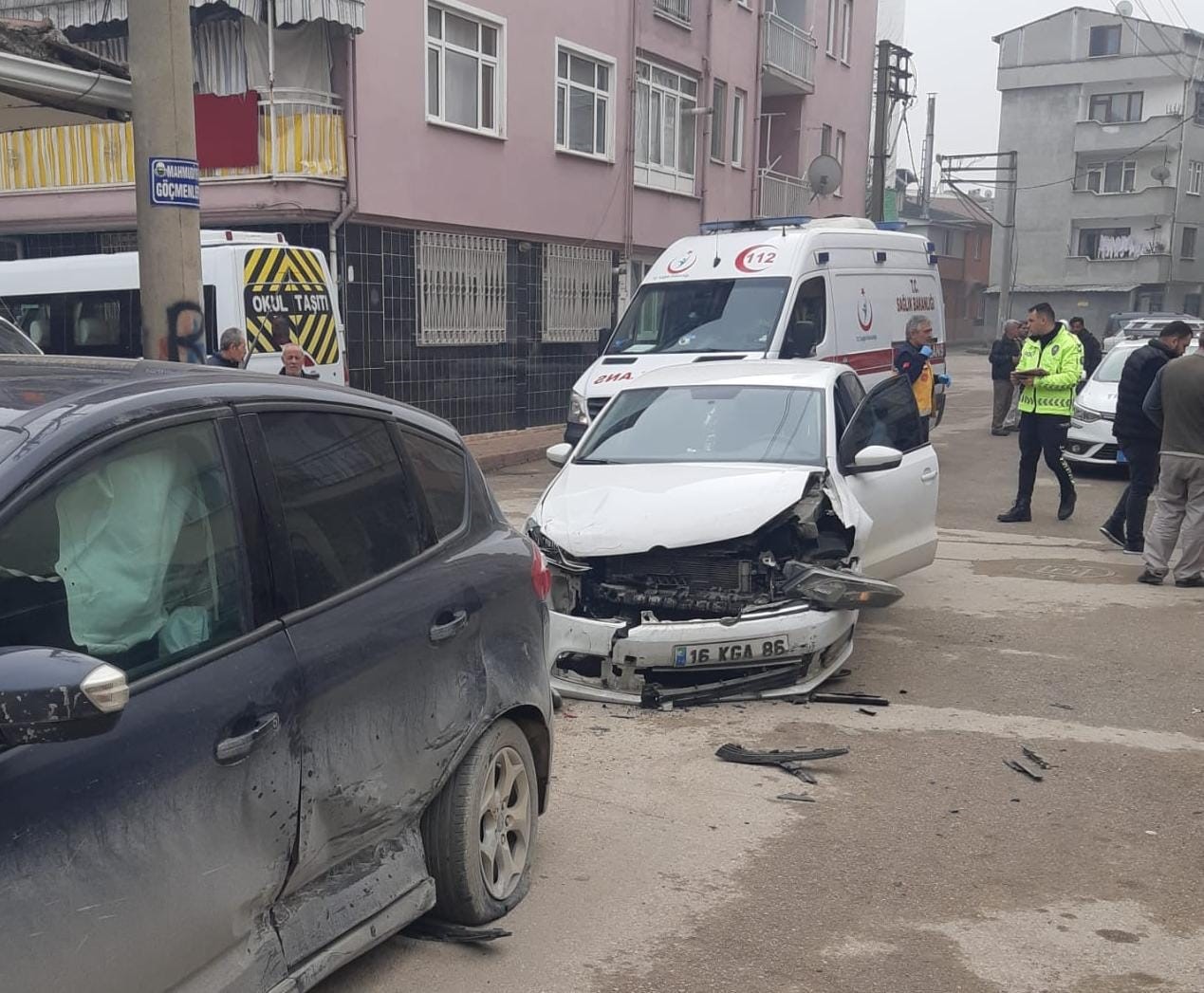 Bursa’da otomobillerin kazası kamerada; 3 yaralı