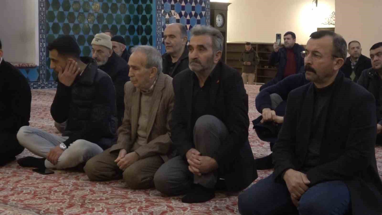 Tarihi Muradiye Camii’nde depremzedeler için mevlit okundu