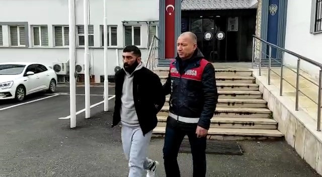 Bursa’da lüks araçların farlarını çalan şüpheli kıskıvrak yakalandı