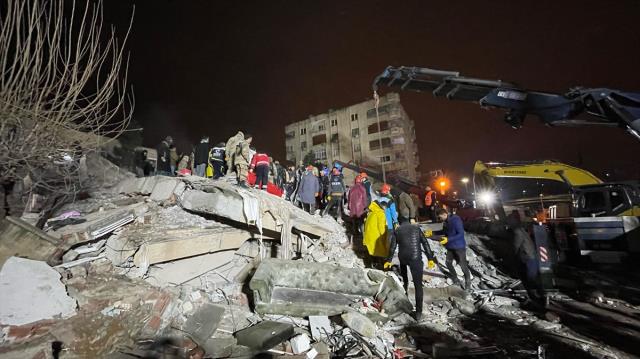 Son Dakika! 7.7'lik depremde hayatını kaybedenlerin sayısı 2 bin 921'e yükseldi