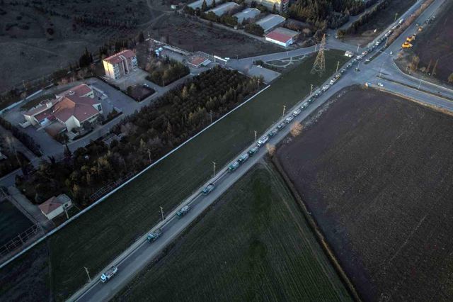 7.7 ve 7.6'lık depremlerle yıkılan Kahramanmaraş'ta enkaz böyle taşınıyor