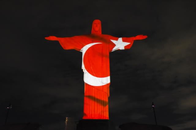 Brezilya'da Kurtarıcı İsa heykeline Türk bayrağı yansıtıldı
