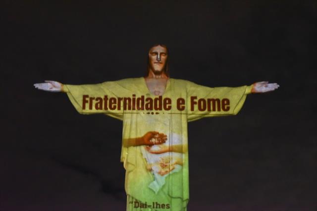 Brezilya'da Kurtarıcı İsa heykeline Türk bayrağı yansıtıldı