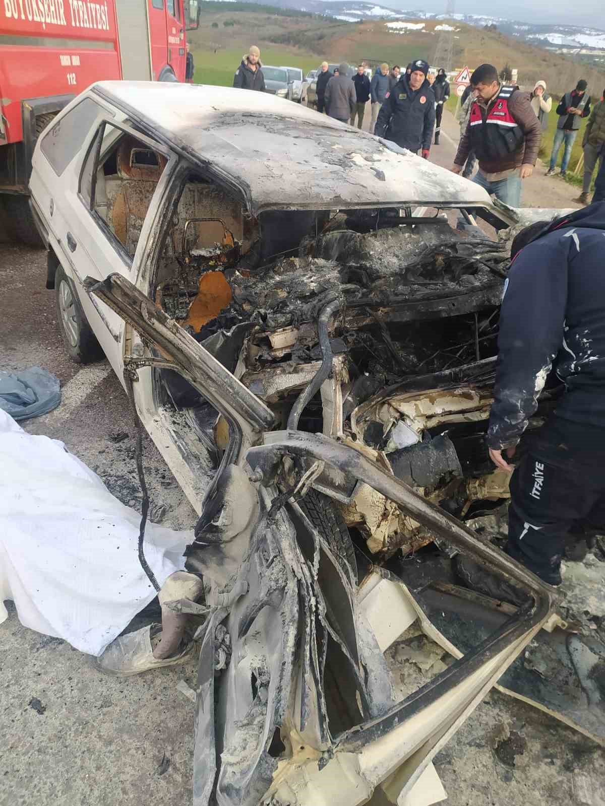 Minibüsle otomobil çarpıştı: 3 ölü 7 yaralı