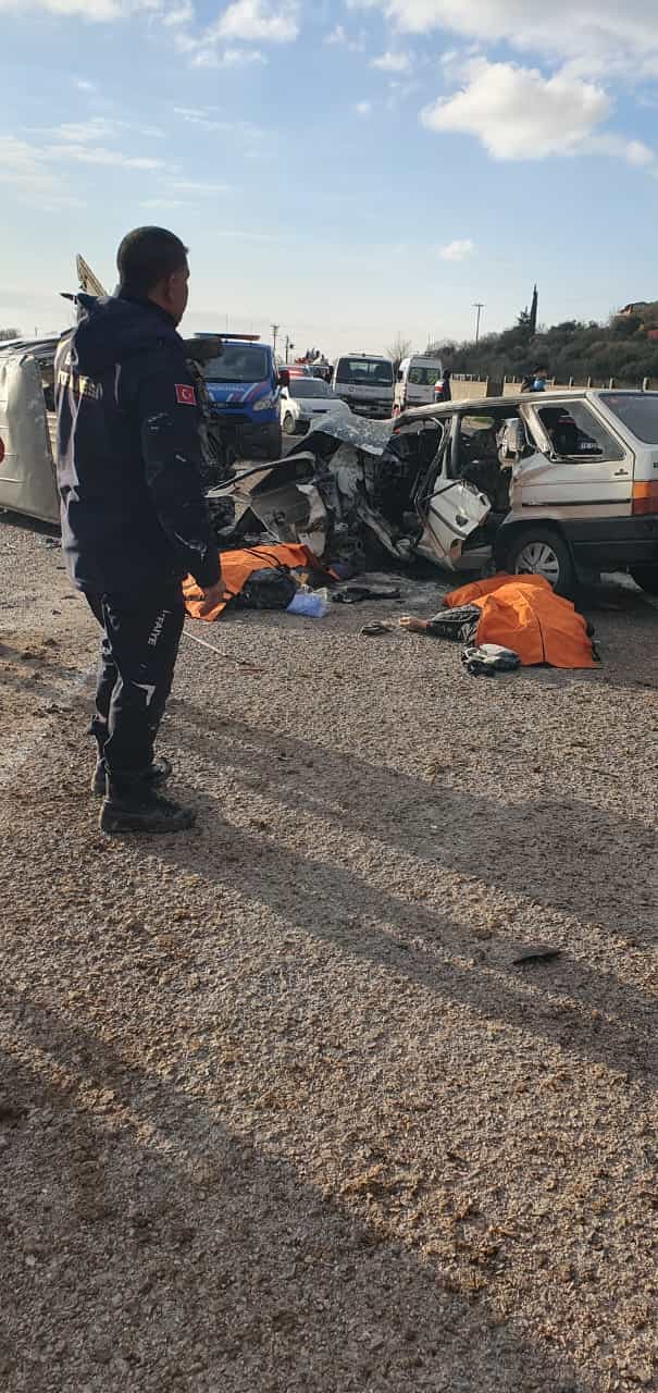 Minibüsle otomobil çarpıştı: 3 ölü 7 yaralı
