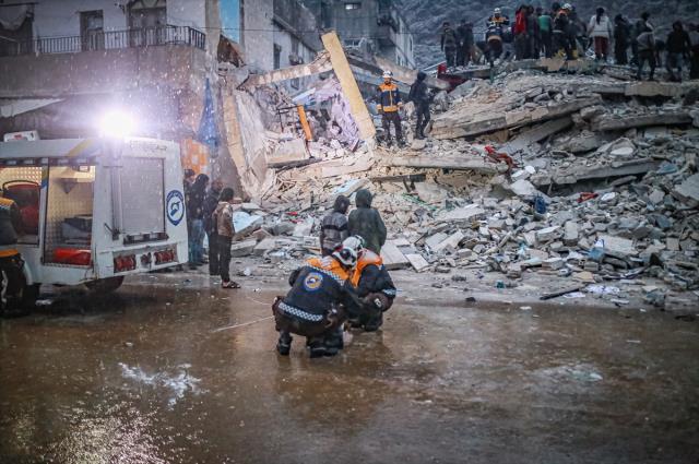 7.4'lük depremden etkilenen Suriye'de can kaybı 427'ye yükseldi, yüzlerce yaralı var