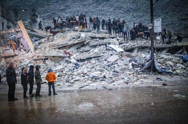 7.4'lük depremden etkilenen Suriye'de can kaybı 427'ye yükseldi, yüzlerce yaralı var