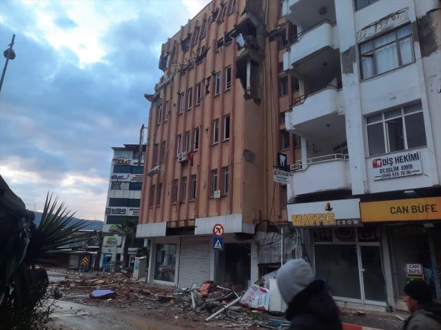 Hatay'da hayatını kaybeden 5 kişi depreme eşyalarını almak için girdikleri hasarlı binada yakalandı