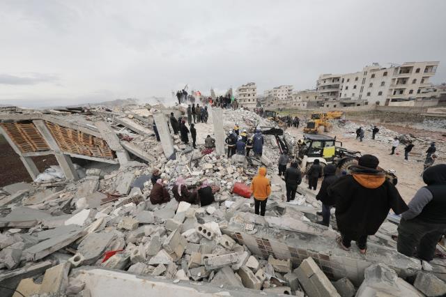 7.7'lik deprem Suriye'de de büyük yıkıma neden oldu: 810 kişi hayatını kaybetti, yüzlerce yaralı var
