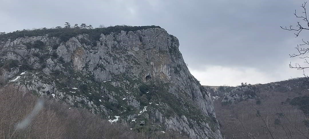Kimsenin çıkamadığı Şahinkaya Mağarası’na Türk bayrağı astı