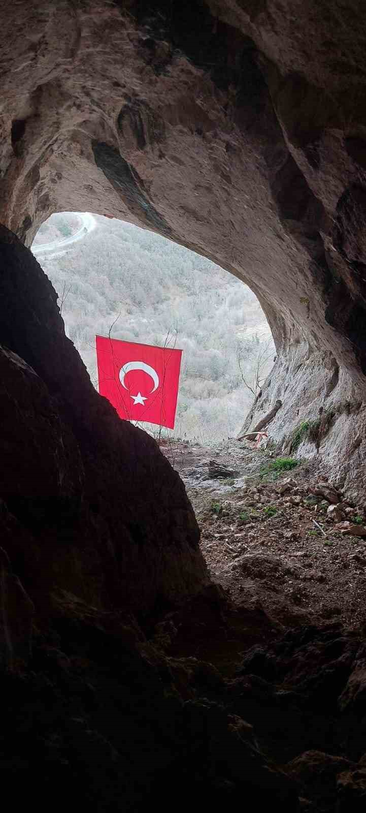 Kimsenin çıkamadığı Şahinkaya Mağarası’na Türk bayrağı astı