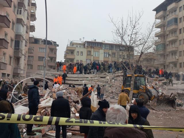 Türkiye güne acı uyandı! İşte 7,4 şiddetindeki depremin vurduğu 10 ilimizden yürek yakan kareler