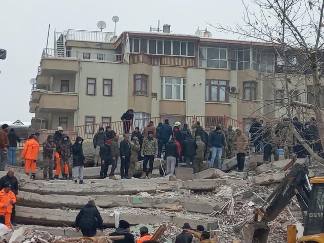 Türkiye güne acı uyandı! İşte 7,4 şiddetindeki depremin vurduğu 10 ilimizden yürek yakan kareler