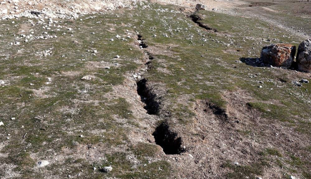 Depremde Aksaray’da yol ve araziler yarıldı