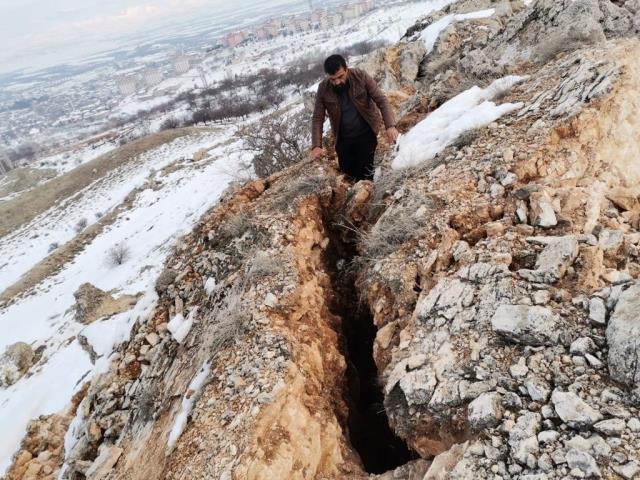 Malatya'da depremler sonrası dağ ikiyi ayrıldı! Görenler gözlerine inanamadı