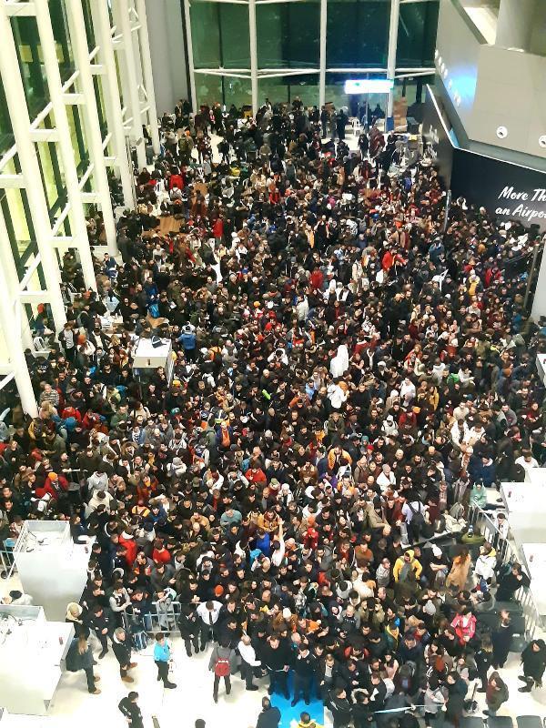 Deprem bölgesine gitmek isteyen binlerce gönüllü, İstanbul Havalimanı'na akın etti