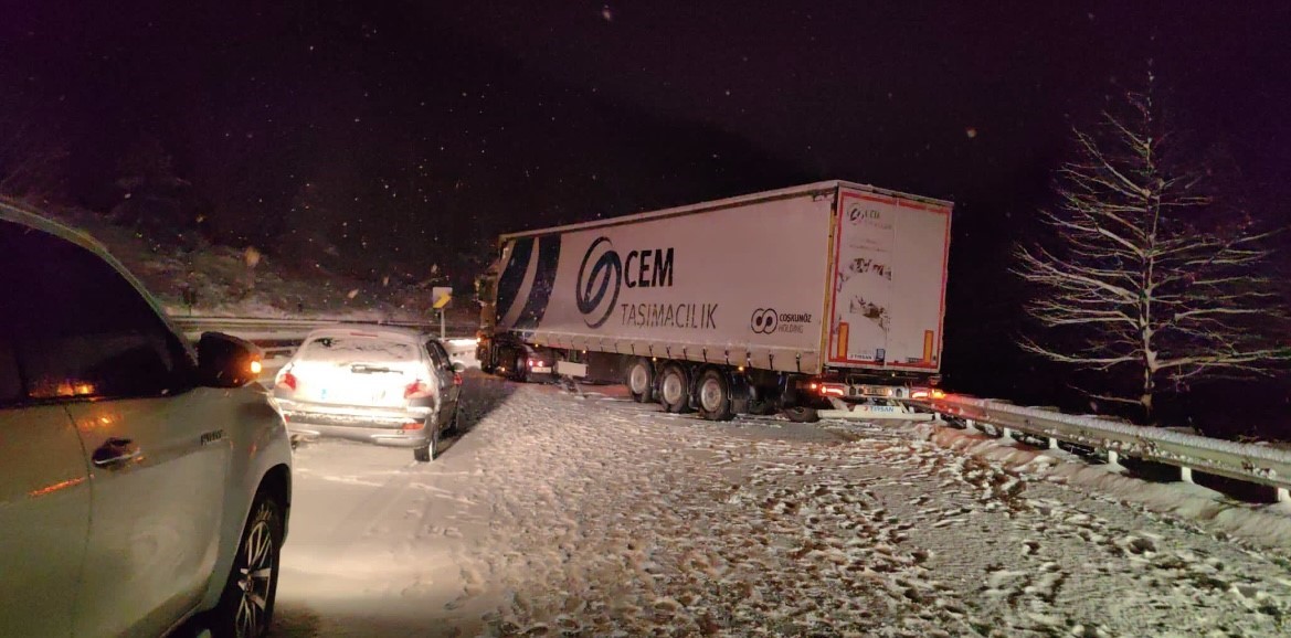 Deprem bölgesine yardım götüren tırlar karda kaydı, yol kapandı