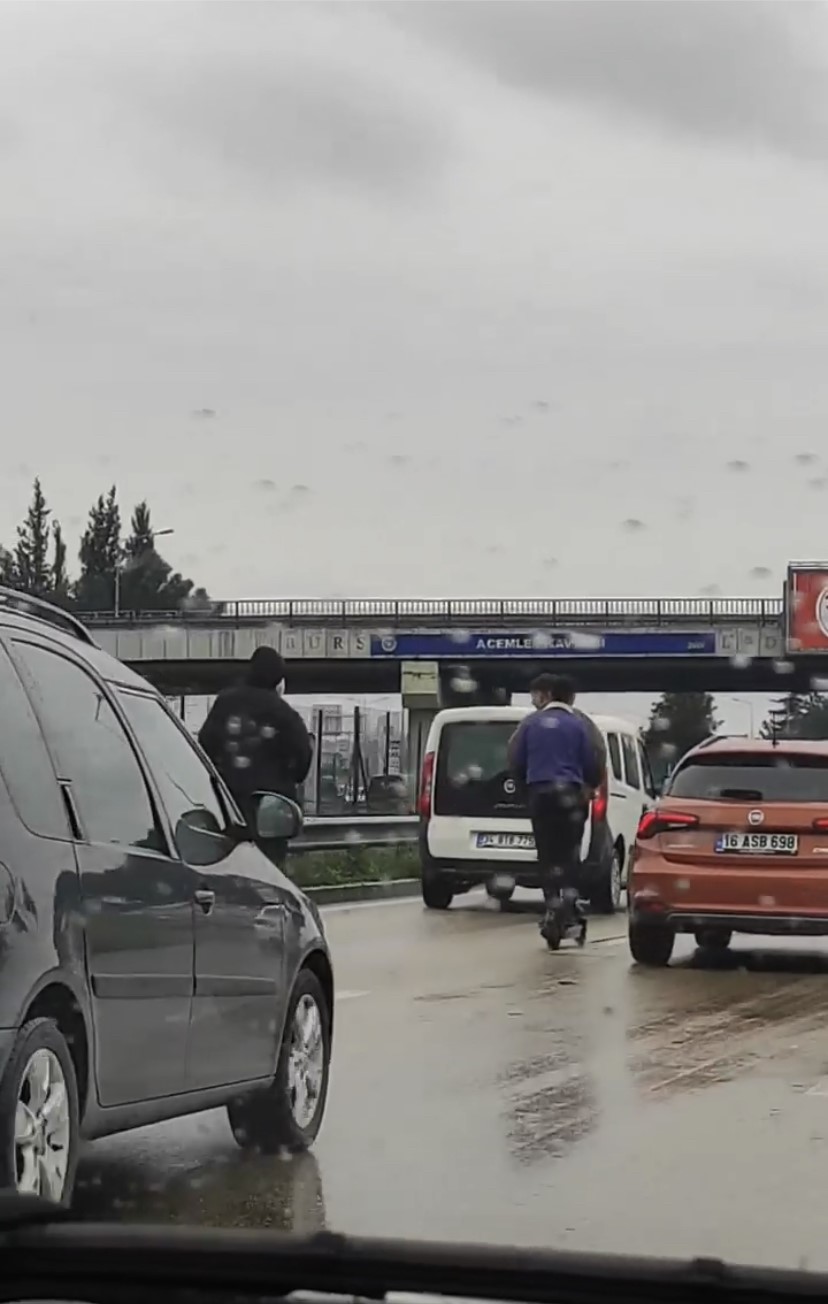 Bursa’da gençlerin tehlikeli scooter yolculuğu kamerada