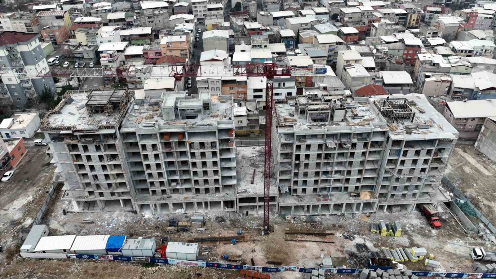 Bursa’da 30-40 yıllık evleri yenilenen hak sahipleri, yeni konutları için kura çekti