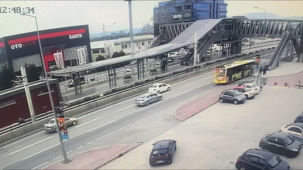 Belediye otobüsünün bariyerlere ok gibi saplandığı kaza kamerada