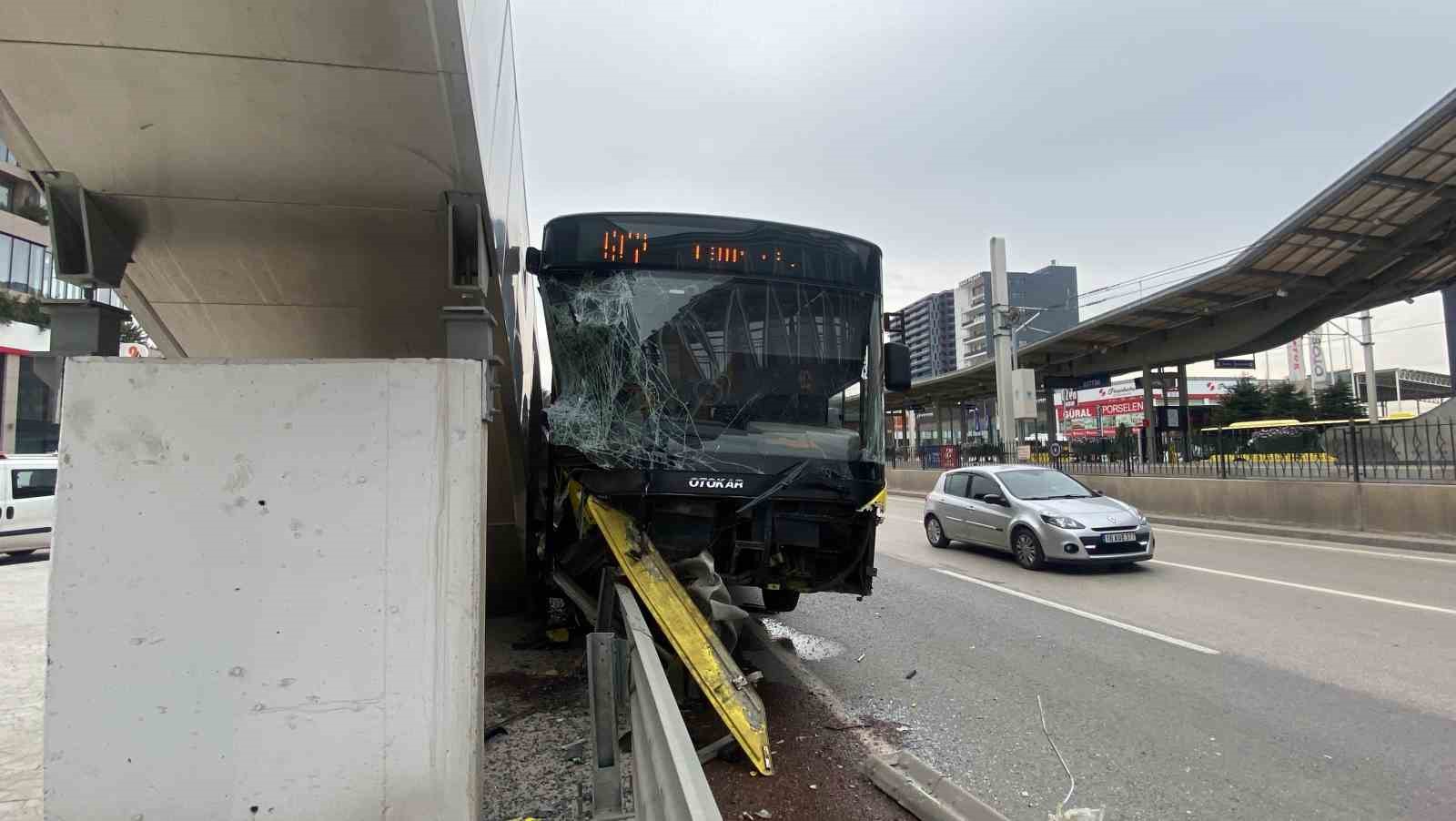 Belediye otobüsünün bariyerlere ok gibi saplandığı kaza kamerada
