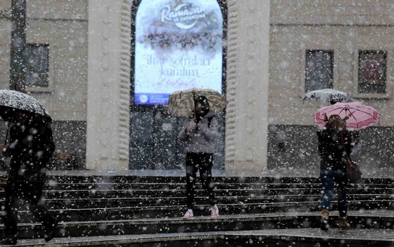 Bursa’da şehir merkezinde kar sevinci