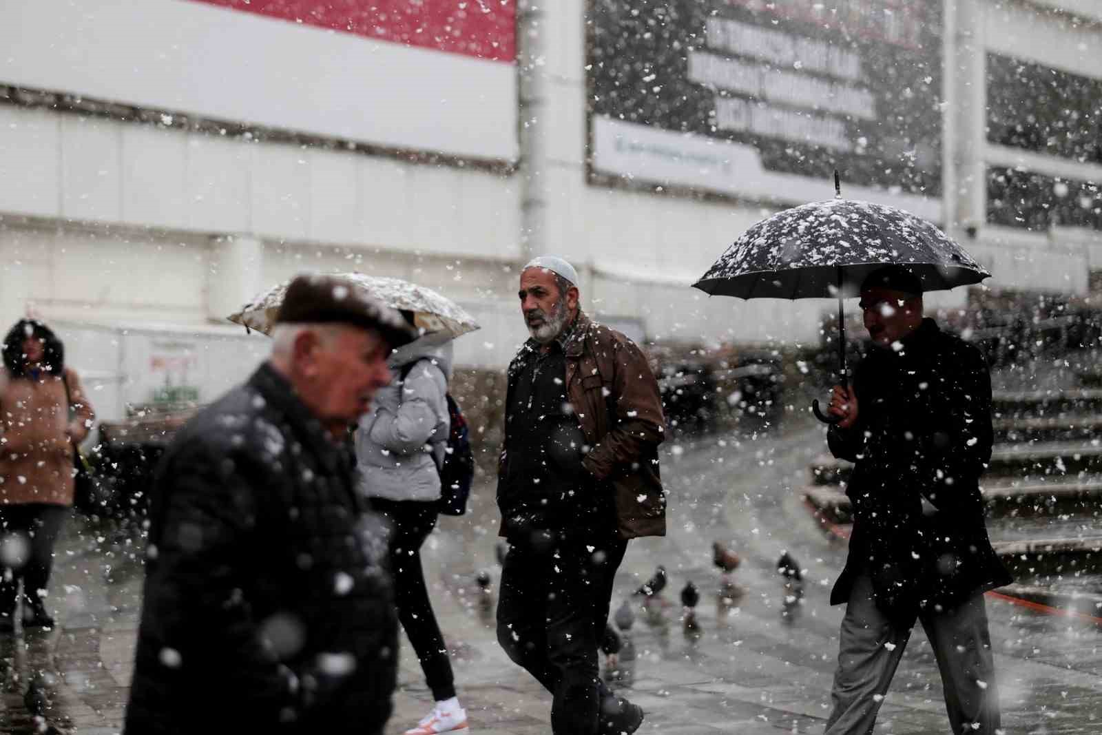 Bursa’da şehir merkezinde kar sevinci