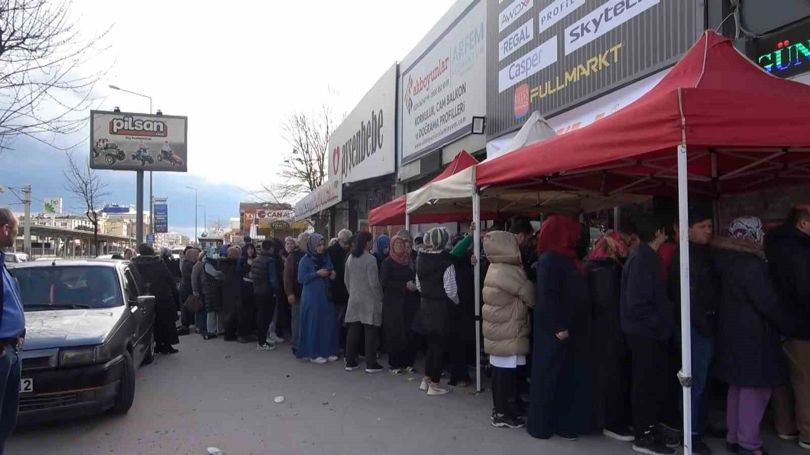 Bursa’da izdihamı önlemek için tek sıra yapan vatandaşlar uzun kuyruklar oluşturdu
