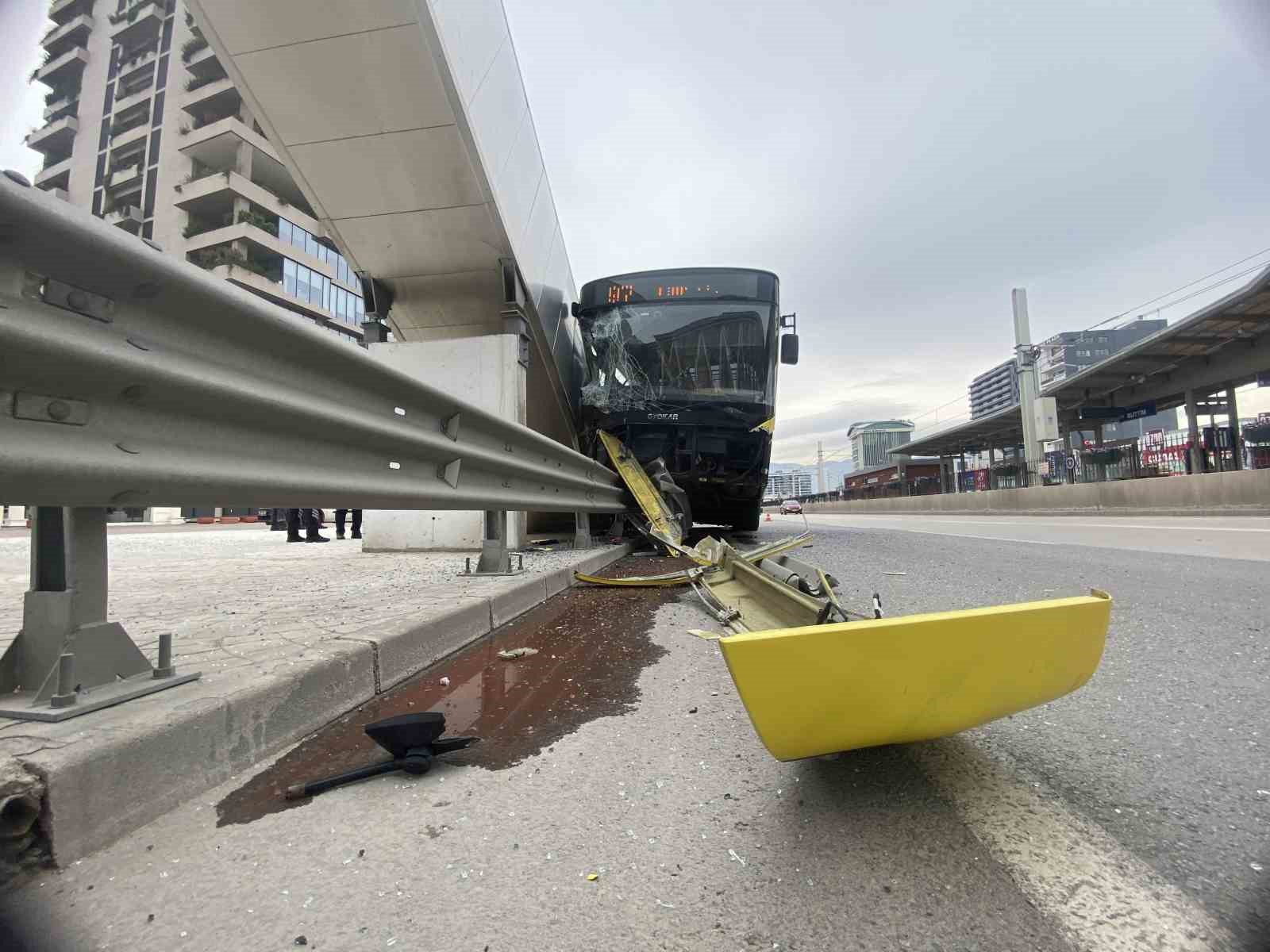 Bursa’da belediye otobüsü bariyerlere ok gibi saplandı: 1’i ağır 5 yaralı