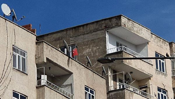 Hasarlı bina yıkımı, çatıdaki Türk bayrağının alınması için durduruldu