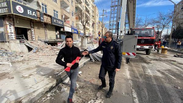 Hasarlı bina yıkımı, çatıdaki Türk bayrağının alınması için durduruldu
