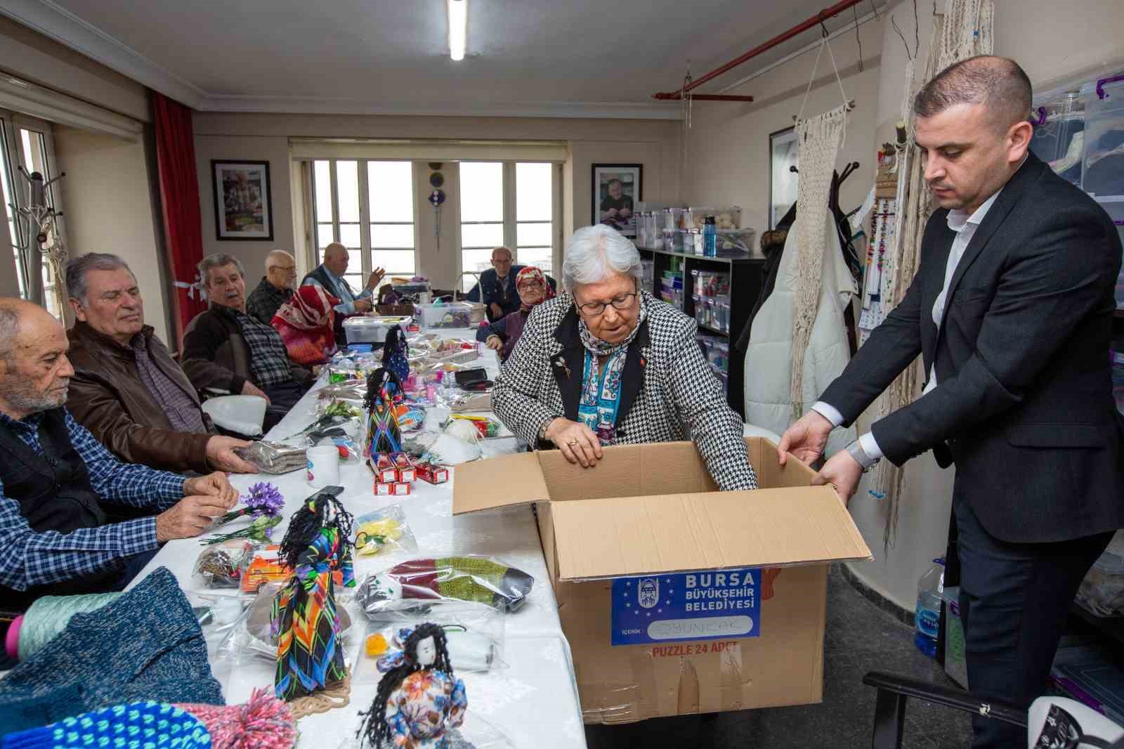 Bursa’da huzurevi sakinleri depremzedeler için atkı, bere, eldiven örüyor