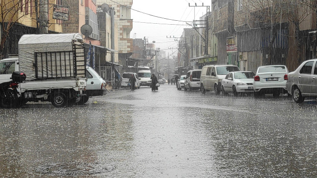 Şanlıurfa'da sağanak yağış hayatı felç etti, okullar 1 gün tatil edildi
