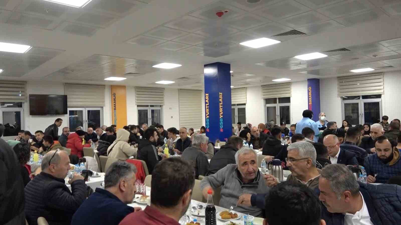 Bakan Kasapoğlu milli maç öncesi depremzedelerle birlikte iftarını yaptı