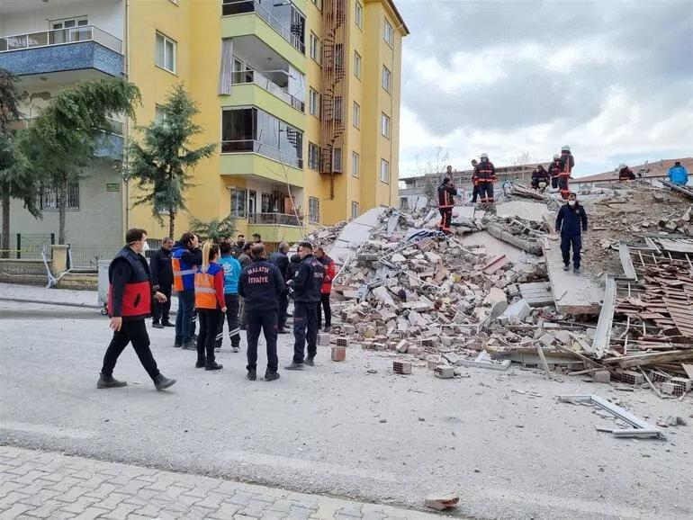 Malatya'da 4 katlı bina çöktü: Enkaz altında kalan var, ekipler bölgede
