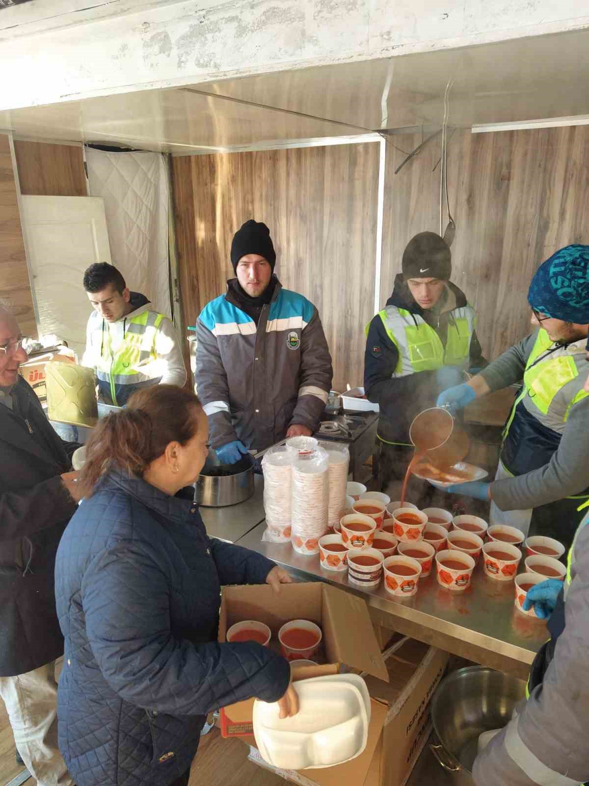 Gasto İnegöl şefleri günlük 11 bin kişiye sıcak yemek çıkarıyor