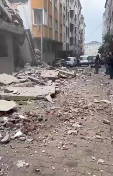 İstanbul'da yıkımı yapılan bina yan binanın üzerine çöktü