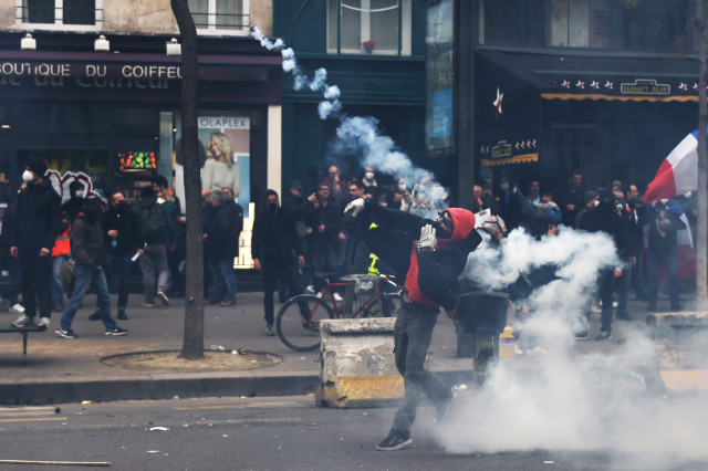 Macron geri adım atmıyor! Sokakları yangın yerine çeviren protestolara rağmen emeklilik reformunu geri çekmeyecekler