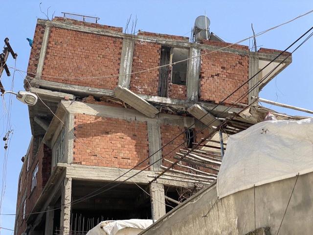 Depremin yıktığı binada ilginç görüntü! Üçüncü kat ortadan kayboldu
