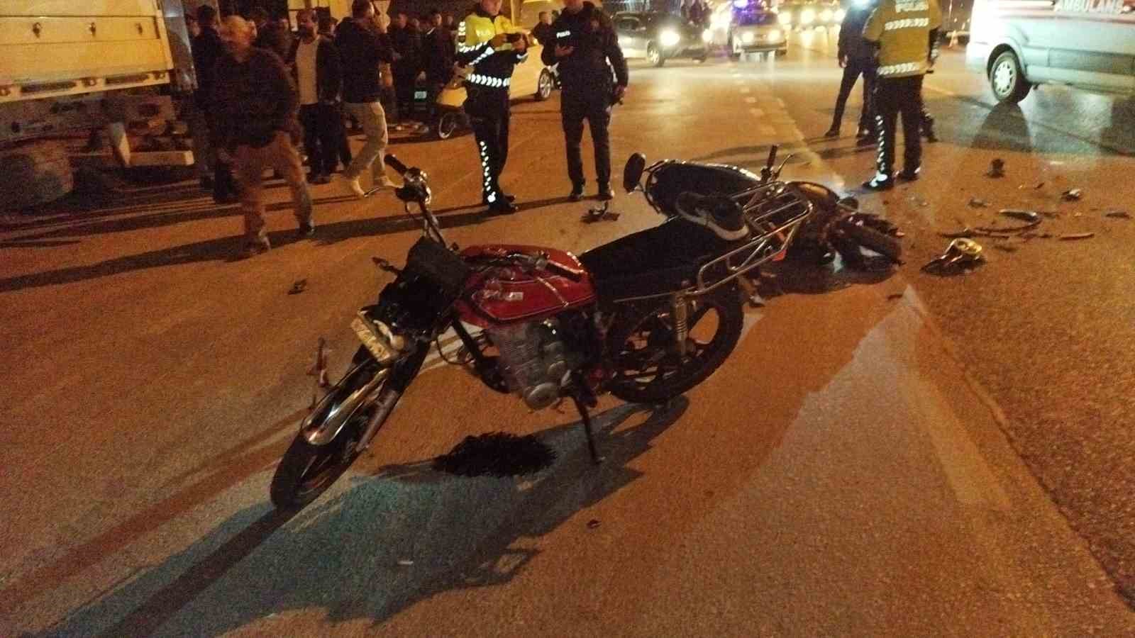 İki motosiklet kafa kafaya çarpıştı: 2 yaralı
