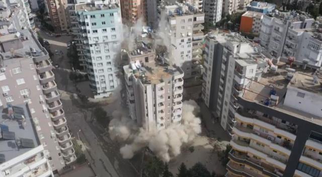 Depremde ağır hasar alan Ezgi Apartmanı böyle yıkıldı, koca binadan geriye toz bulutu kaldı