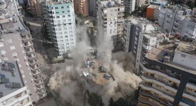 Depremde ağır hasar alan Ezgi Apartmanı böyle yıkıldı, koca binadan geriye toz bulutu kaldı