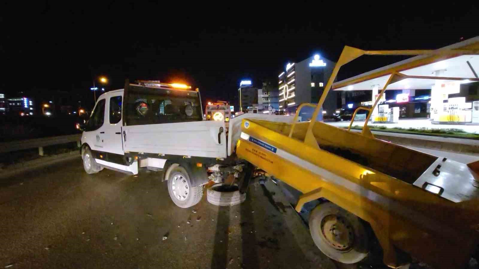 Bursa’da lüks otomobil, yolda temizlik yapan belediye aracına çarptı : 2 yaralı