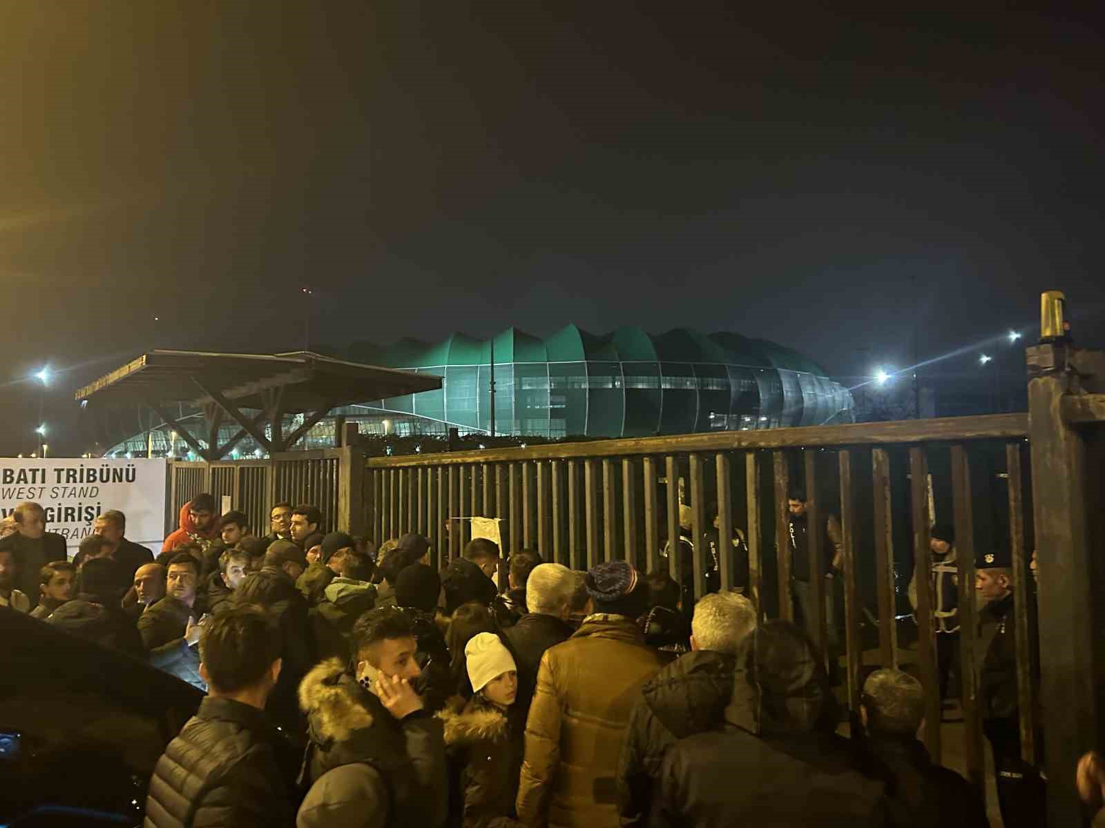 Milli futbolcu Yunus Mallı, Bursa’da kapıda kaldı
