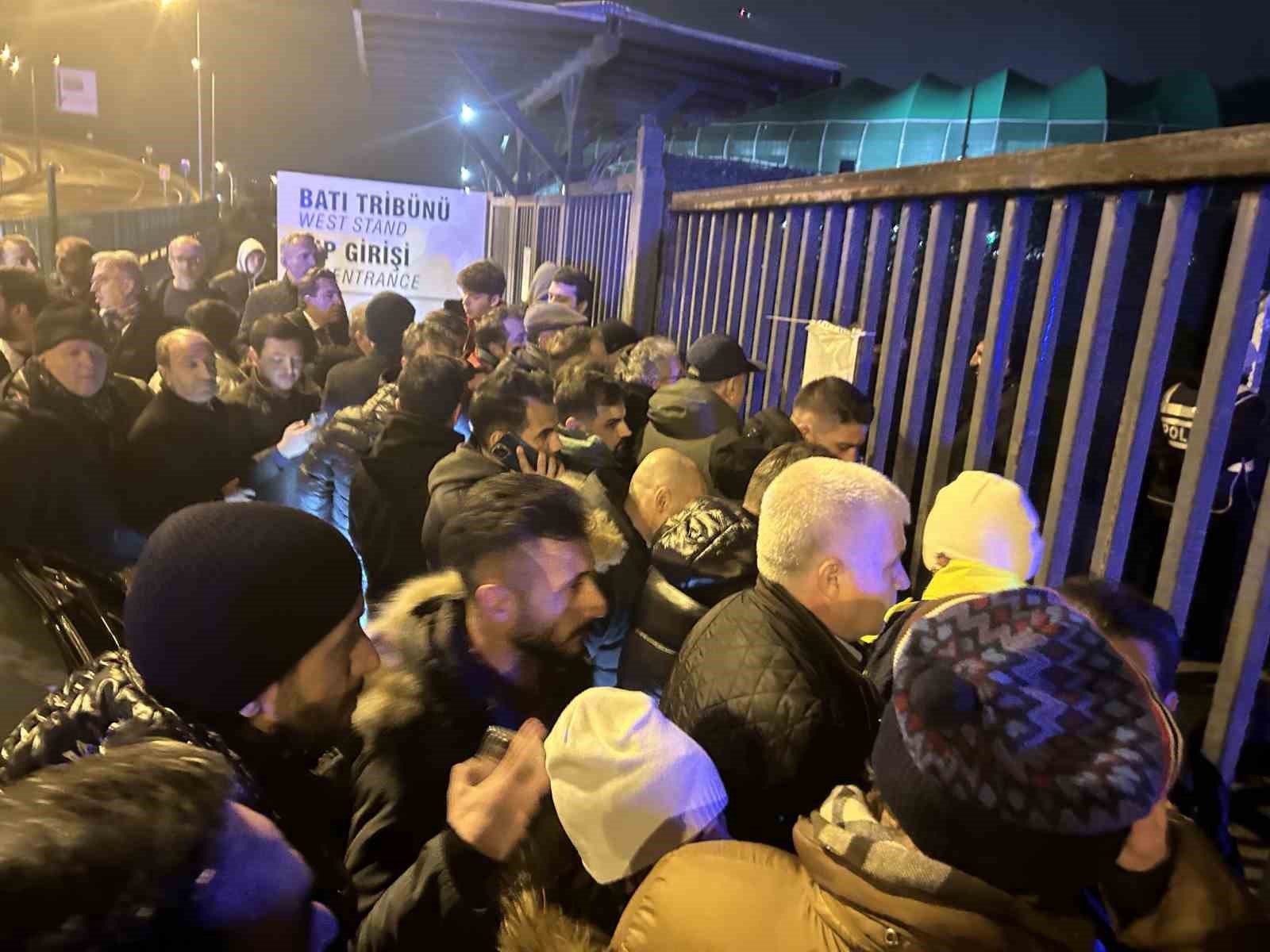 Milli futbolcu Yunus Mallı, Bursa’da kapıda kaldı